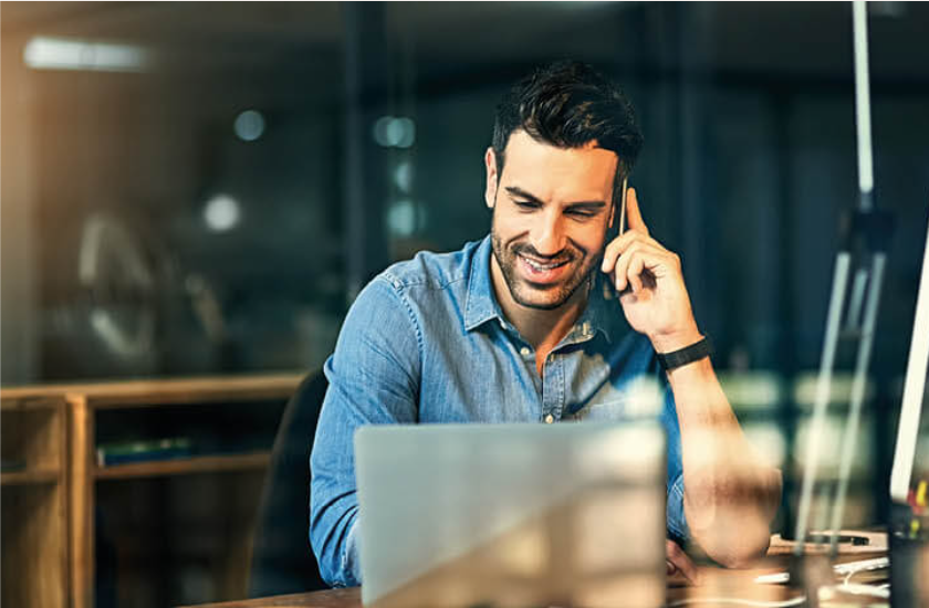 Marketing-Experte analysiert Kampagnendaten am Laptop im Büro