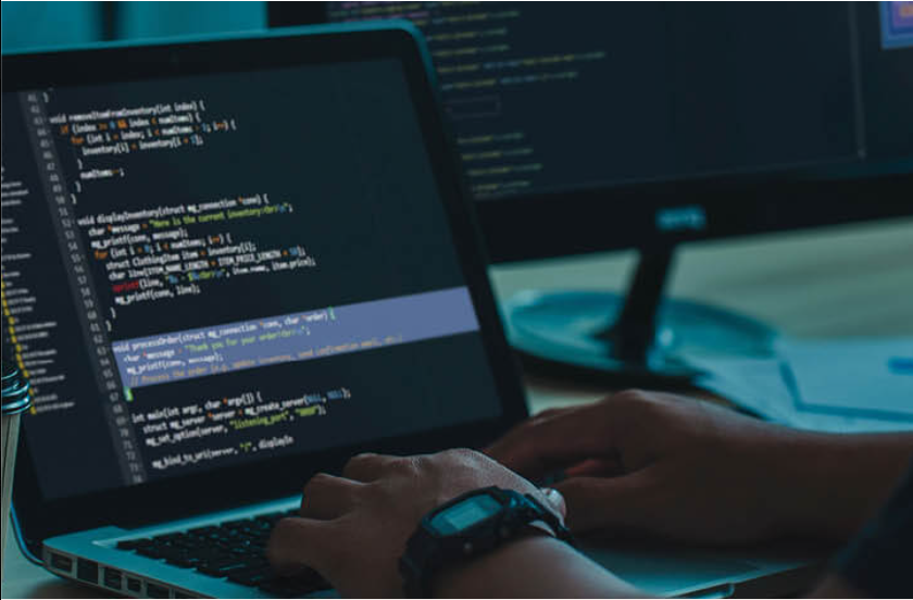 Webdesign und Webentwicklung am Laptop – Programmierung einer modernen, responsiven Unternehmenswebsite